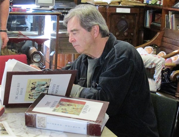 Beau Bridges and Brooke Shields visit the museum in 2016